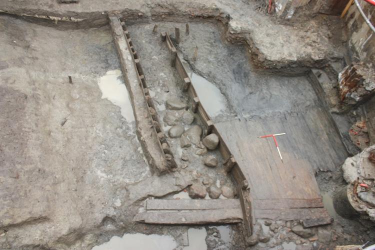 Foto af møllerendens udløb fra vandmøllen mod syd, fundet ved udgravningerne i 2011.